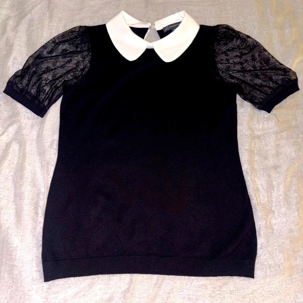 Adrianna Papell black/white top with lace sleeves - never been worn 💜